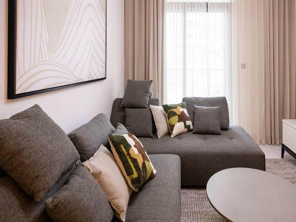 Дубай: Tranquil 1BR Haven in the Heart of Vista