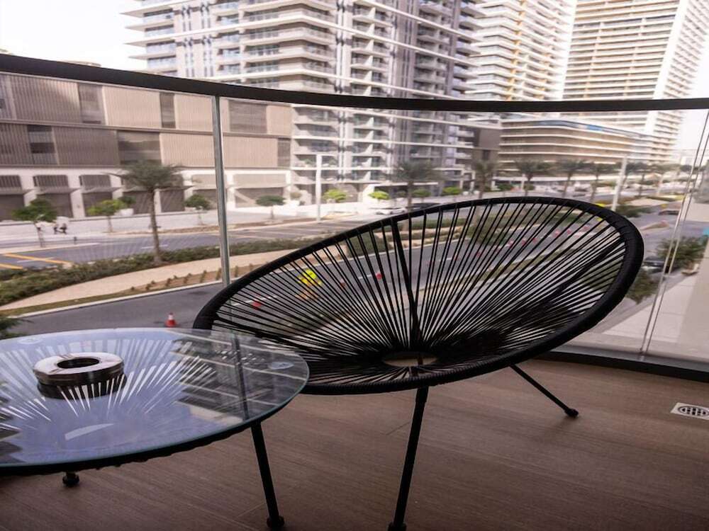 Дубай: Tranquil 1BR Haven in the Heart of Vista