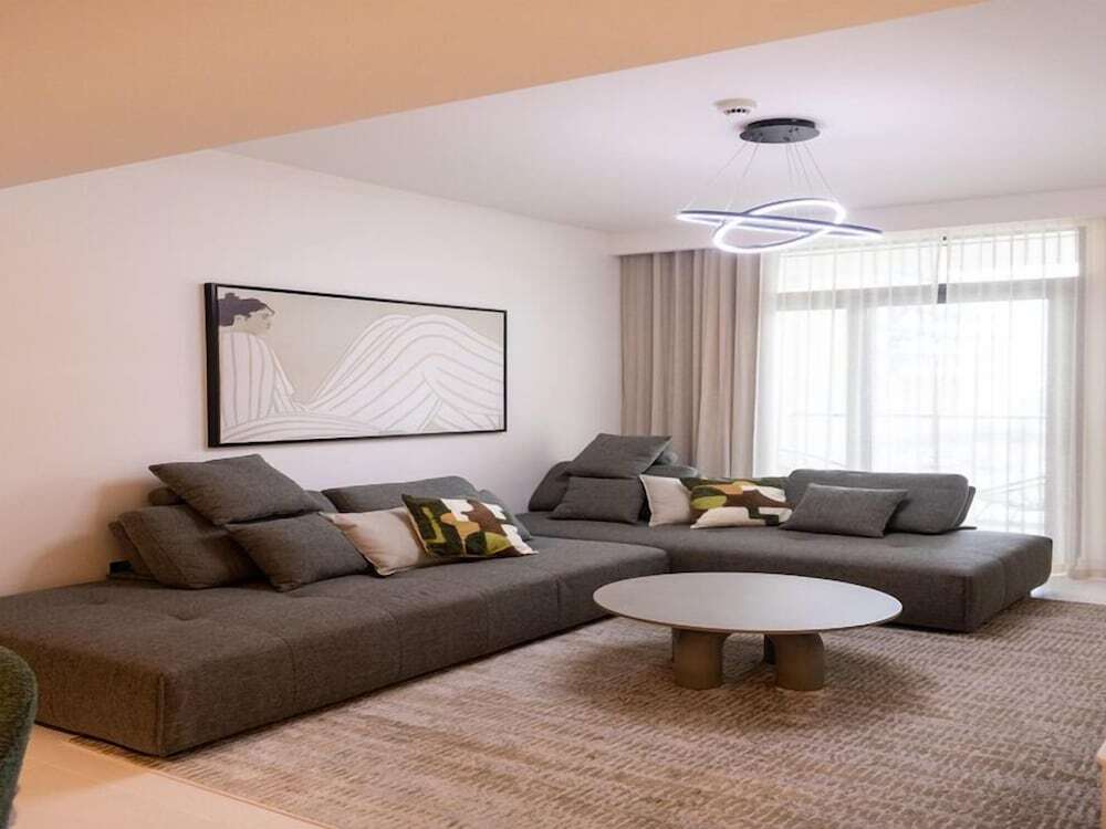 Дубай: Tranquil 1BR Haven in the Heart of Vista