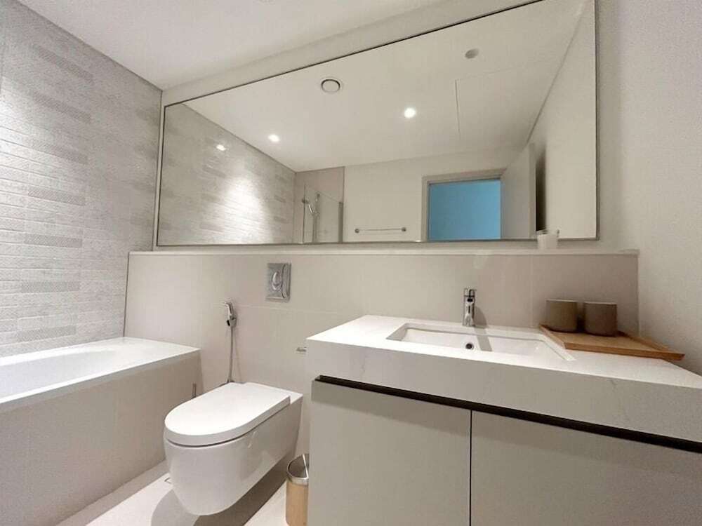 Дубай: Bliss 1BR Haven with Stunning Sea Views