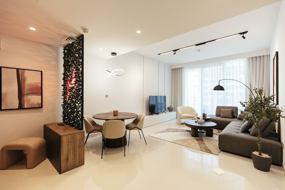 Дубай: Luxurious Waterfront 1BR with Sea Views