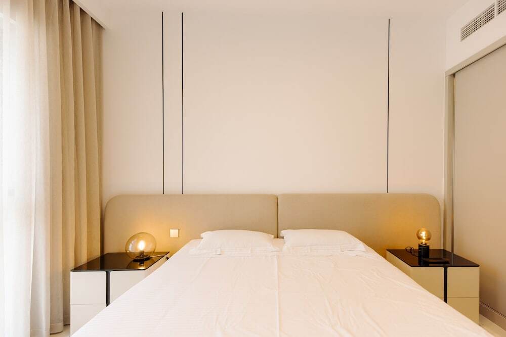 Дубай: Luxurious Waterfront 1BR with Sea Views
