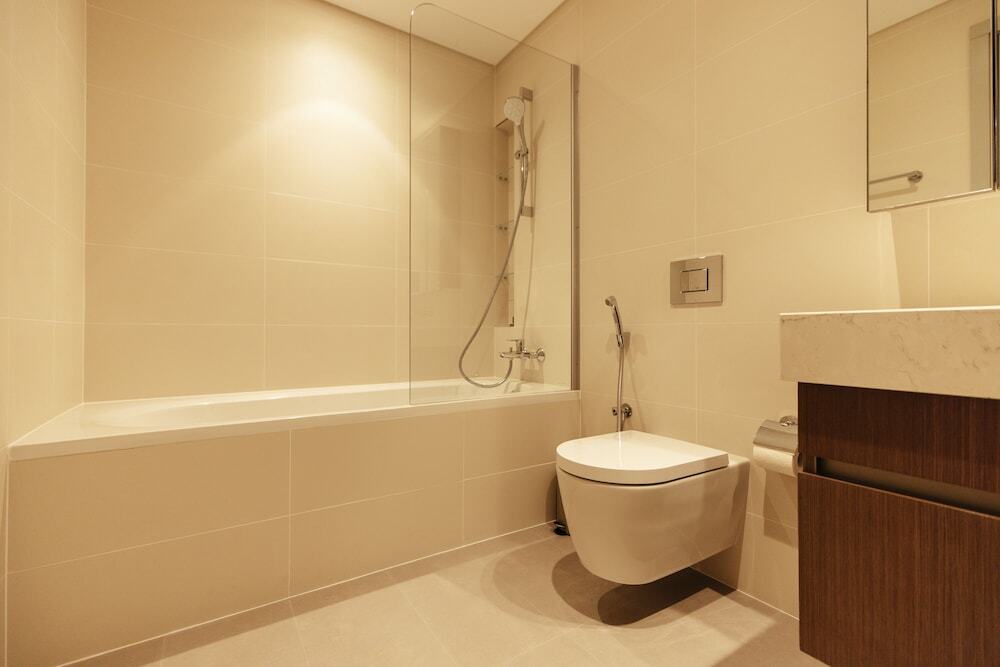 Дубай: Luxurious Waterfront 1BR with Sea Views