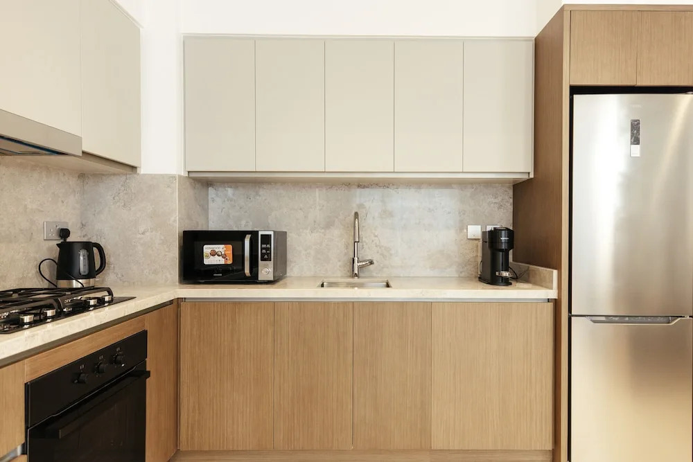 Дубай: Luxurious Waterfront 1BR with Sea Views