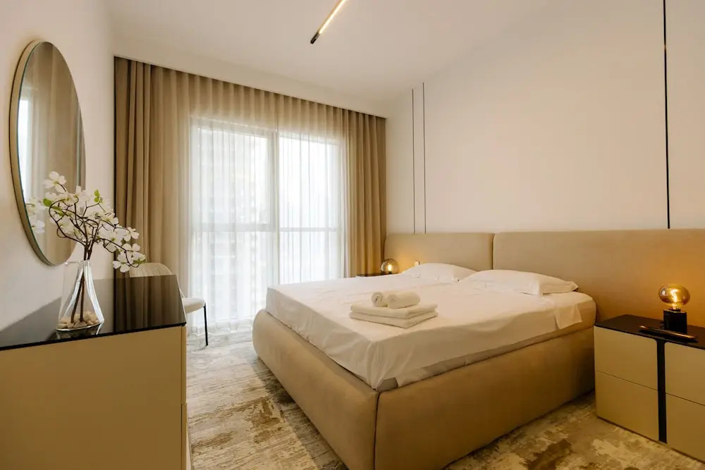 Дубай: Luxurious Waterfront 1BR with Sea Views