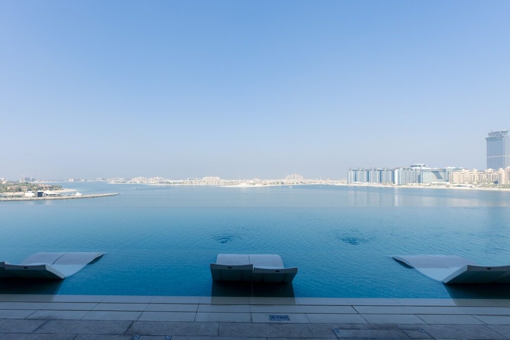 Дубай: Luxurious Waterfront 1BR with Sea Views