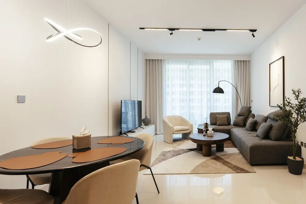 Дубай: Luxurious Waterfront 1BR with Sea Views
