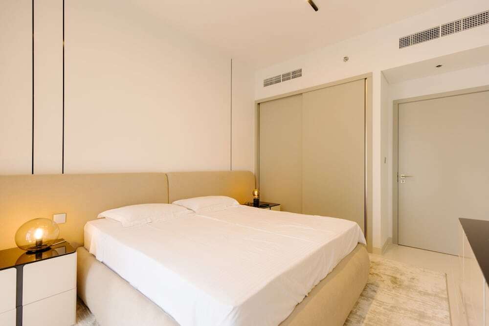 Дубай: Luxurious Waterfront 1BR with Sea Views