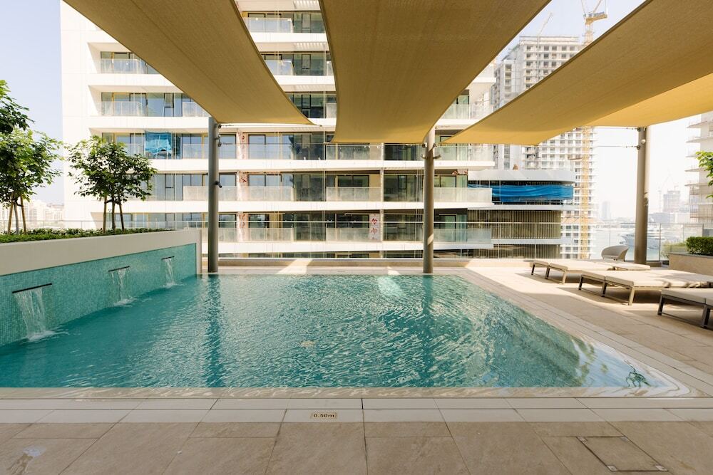 Дубай: Luxurious Waterfront 1BR with Sea Views