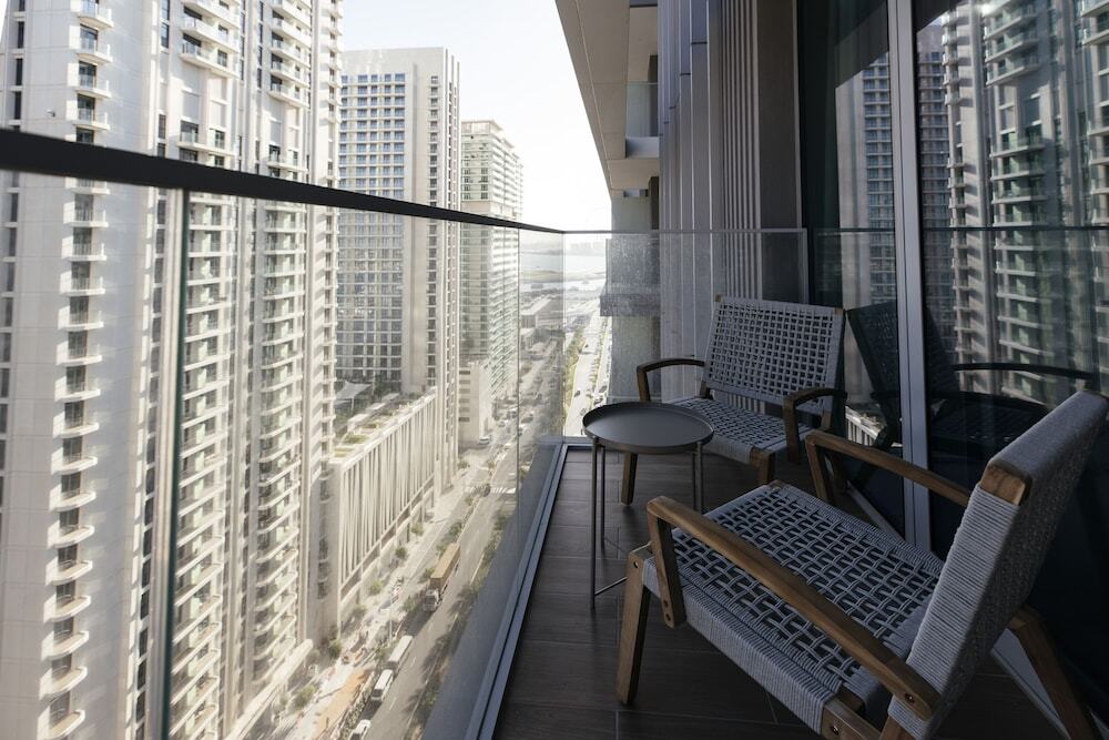 Дубай: Luxurious Waterfront 1BR with Sea Views