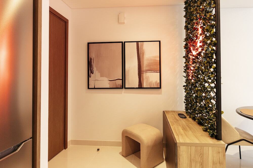 Дубай: Luxurious Waterfront 1BR with Sea Views