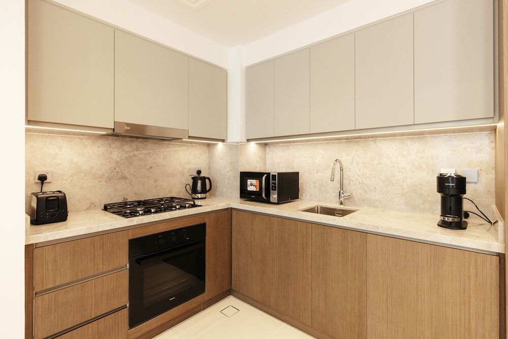 Дубай: Luxurious Waterfront 1BR with Sea Views