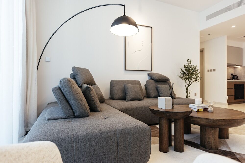 Дубай: Luxurious Waterfront 1BR with Sea Views