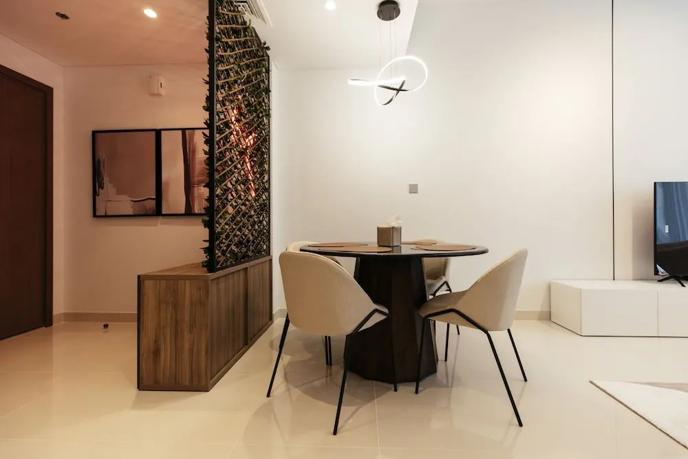 Дубай: Luxurious Waterfront 1BR with Sea Views