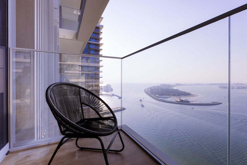 Дубай: Beachfront 2BD apartment with Palm View