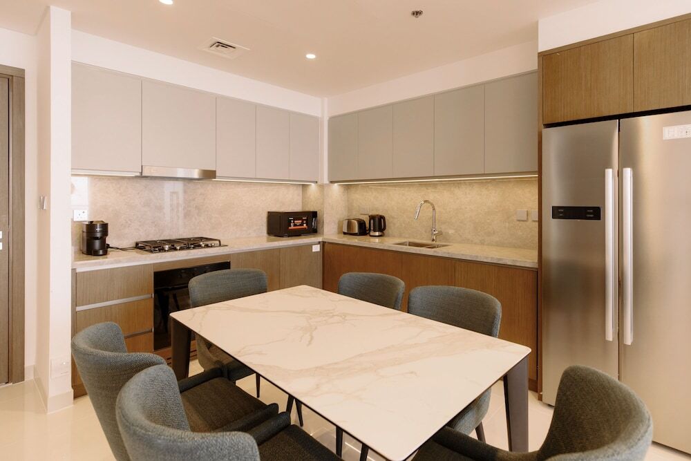 Дубай: Beachfront 2BD apartment with Palm View