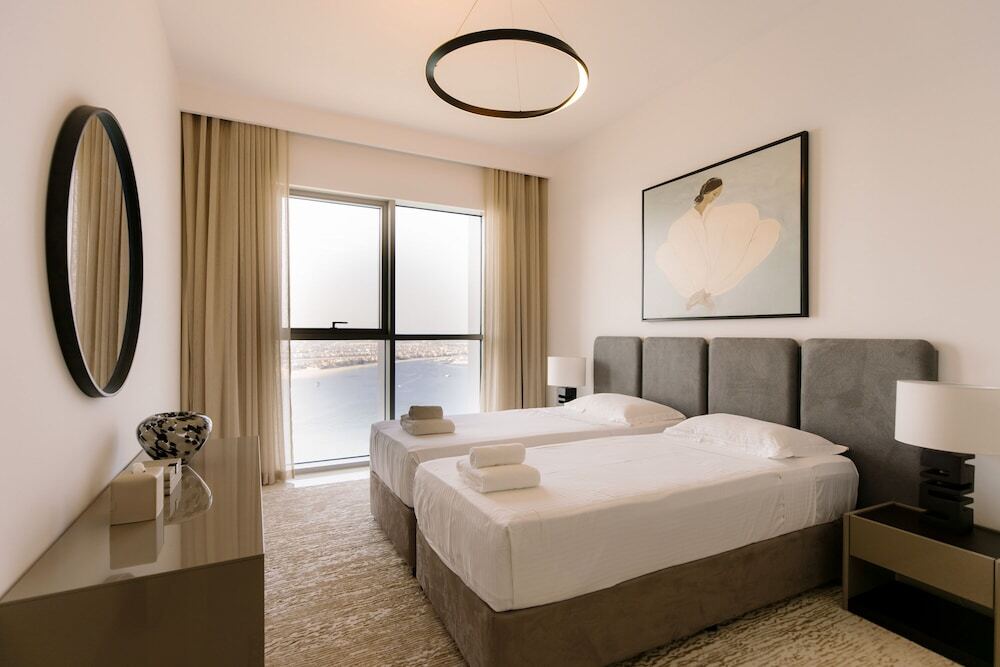 Дубай: Beachfront 2BD apartment with Palm View