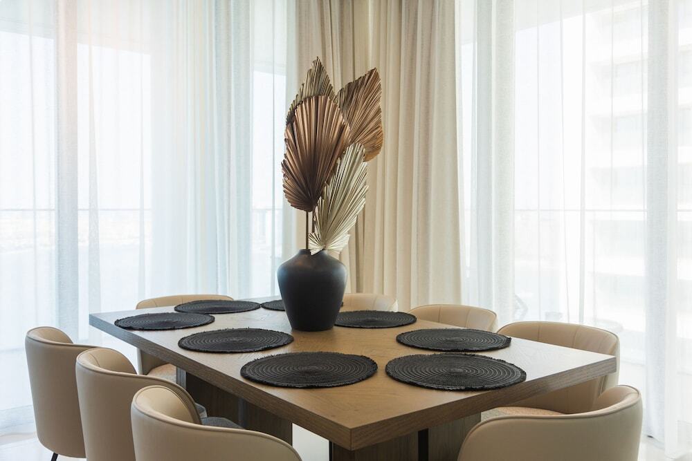 Дубай: 3BD Haven with Sweeping Water Views