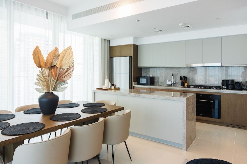Дубай: 3BD Haven with Sweeping Water Views