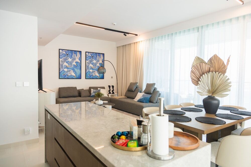 Дубай: 3BD Haven with Sweeping Water Views