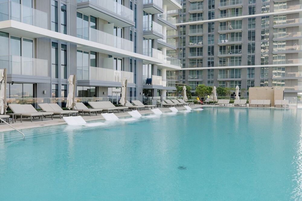 Дубай: 3BD Haven with Sweeping Water Views