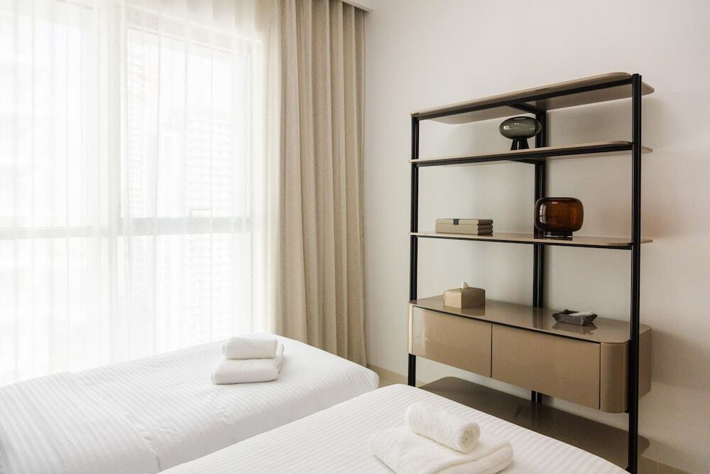 Дубай: 3BD Haven with Sweeping Water Views