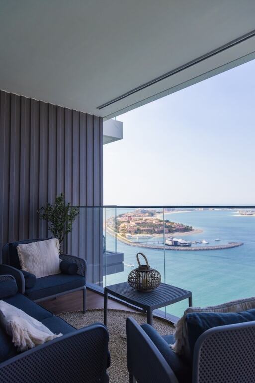 Дубай: 3BD Haven with Sweeping Water Views