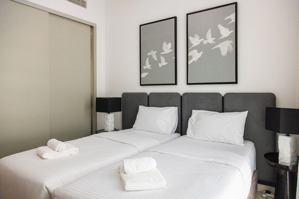 Дубай: 3BD Haven with Sweeping Water Views
