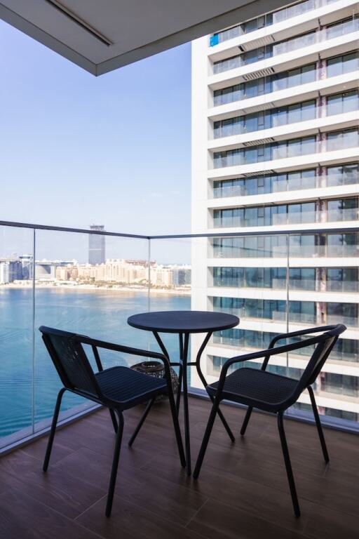 Дубай: 3BD Haven with Sweeping Water Views