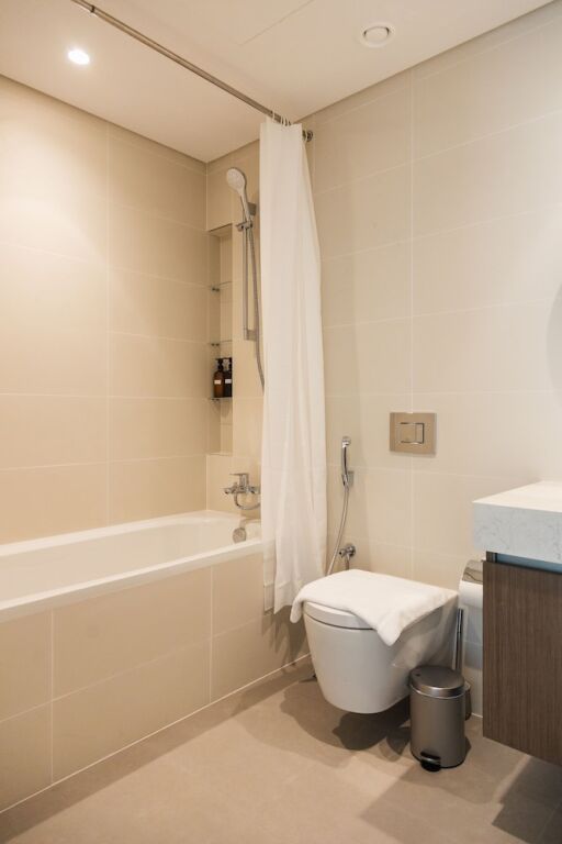 Дубай: 3BD Haven with Sweeping Water Views