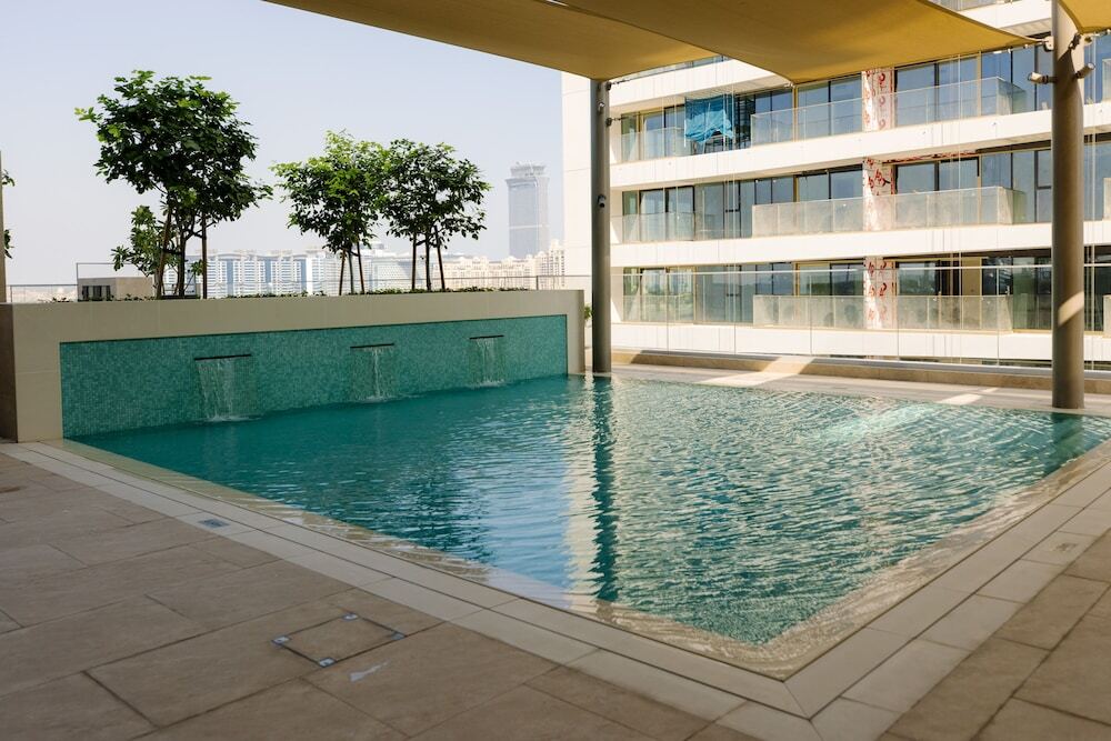 Дубай: 3BD Haven with Sweeping Water Views