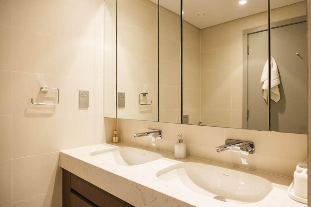 Дубай: 3BD Haven with Sweeping Water Views