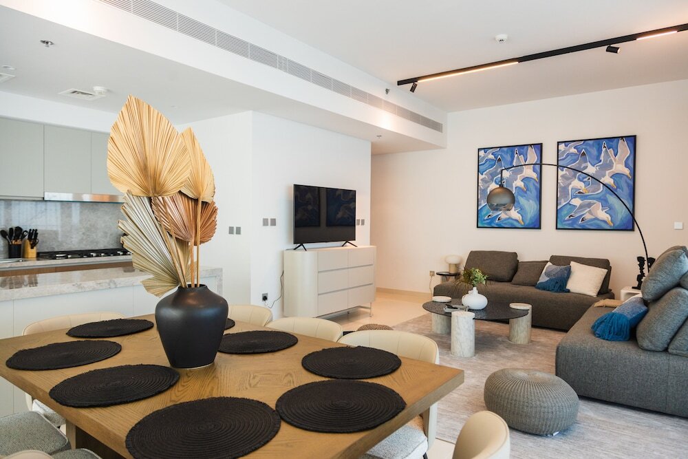 Дубай: 3BD Haven with Sweeping Water Views