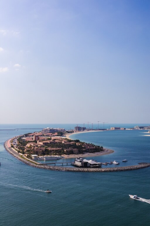Дубай: 3BD Haven with Sweeping Water Views