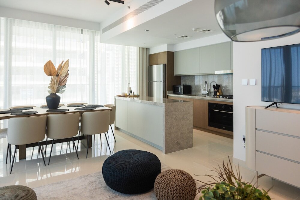 Дубай: 3BD Haven with Sweeping Water Views