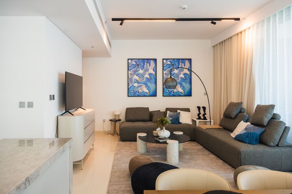 Дубай: 3BD Haven with Sweeping Water Views