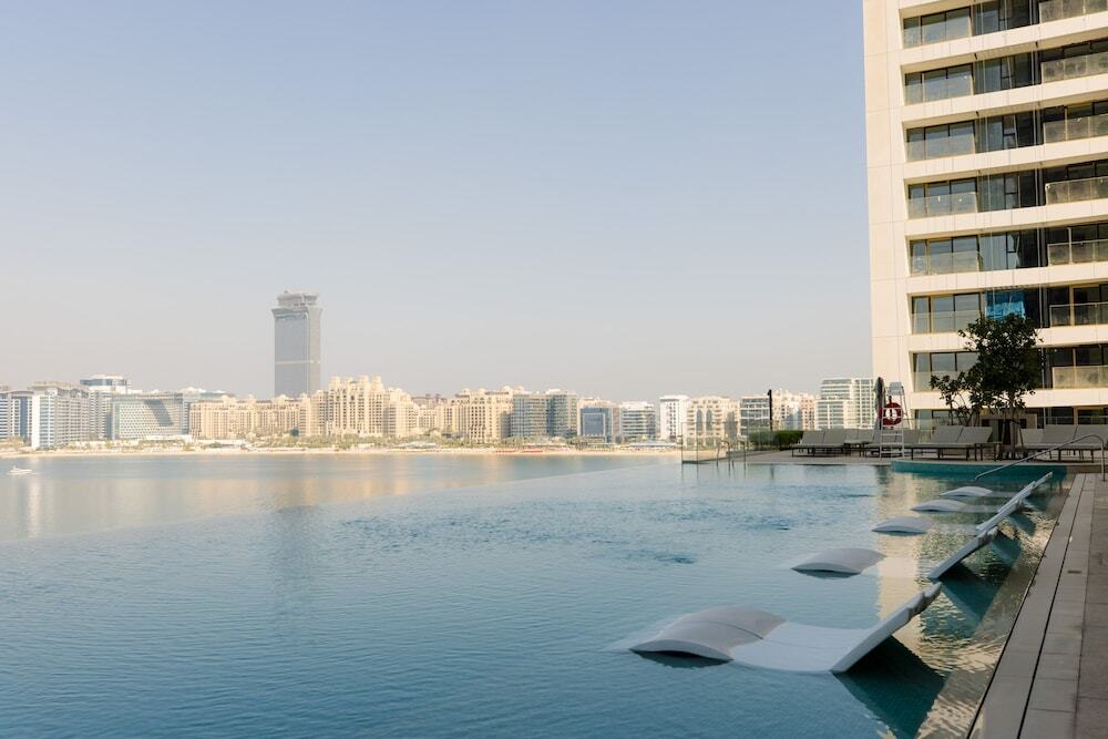 Дубай: 3BD Haven with Sweeping Water Views