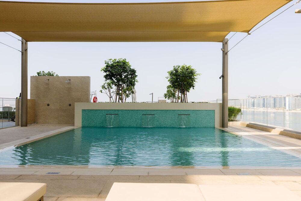 Дубай: 3BD Haven with Sweeping Water Views