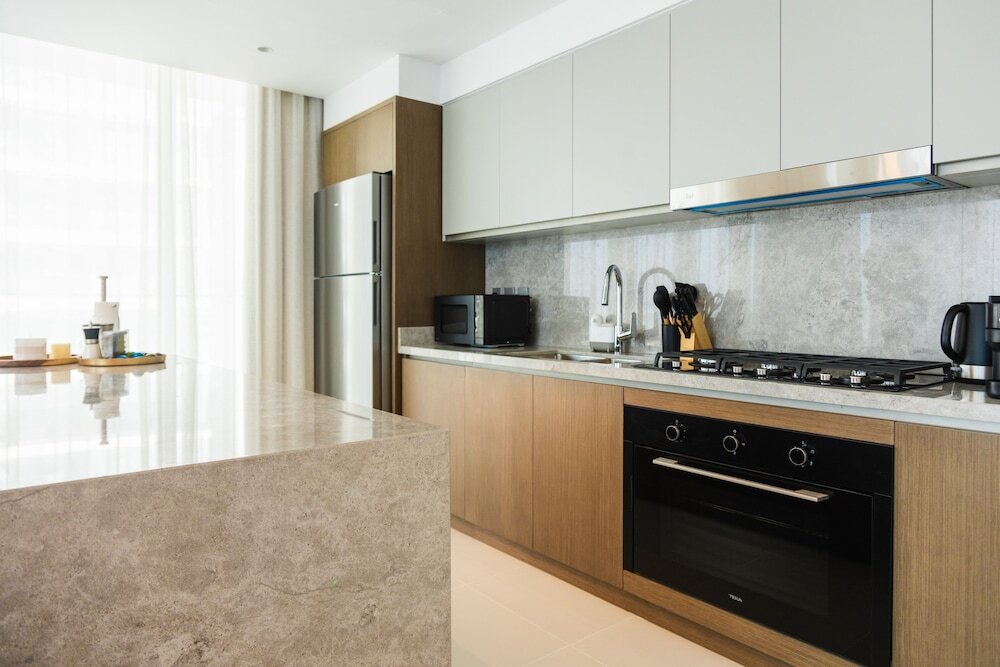Дубай: 3BD Haven with Sweeping Water Views