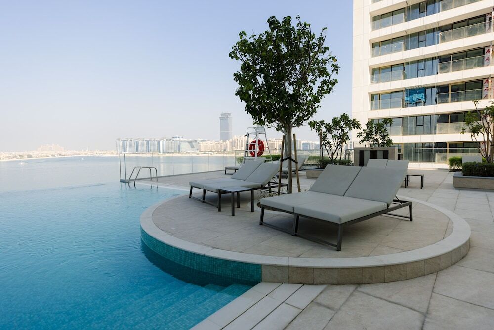 Дубай: 3BD Haven with Sweeping Water Views