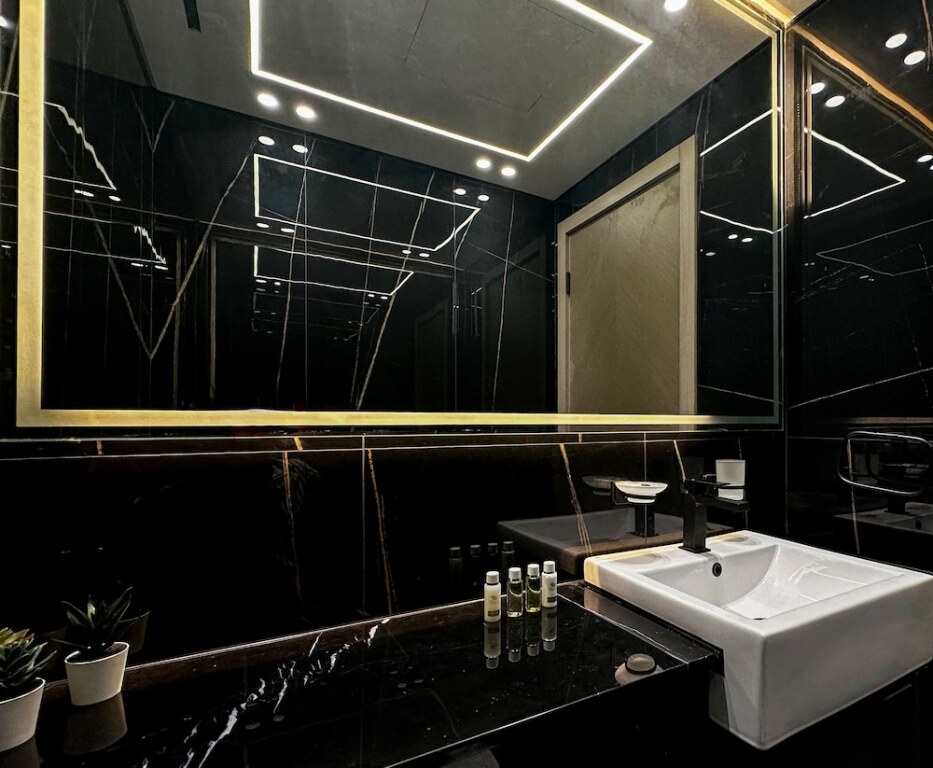 Дубай: WelHome - Dubai Delight: Luxe Living 1BR at Binghatti Luna