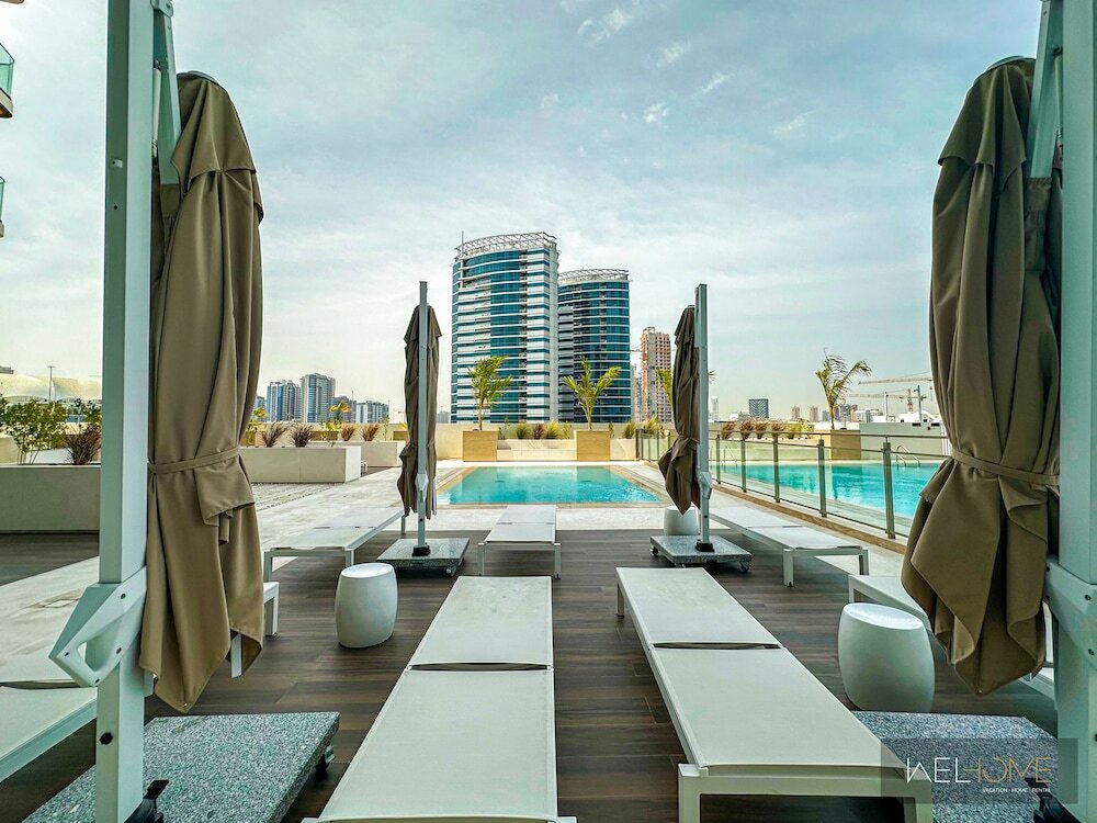 Дубай: WelHome - Dubai Delight: Luxe Living 1BR at Binghatti Luna