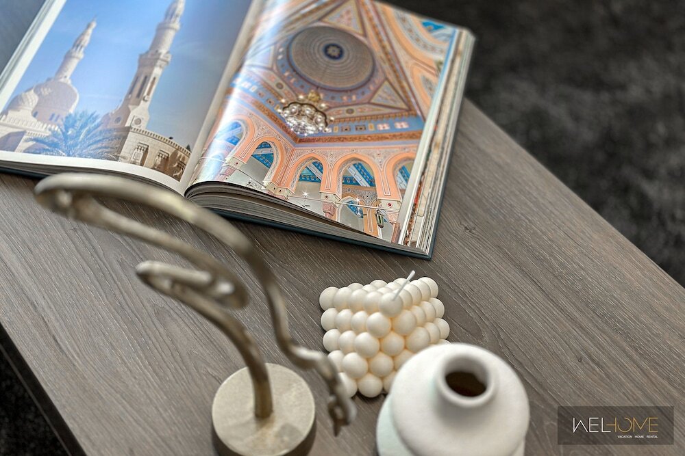 Дубай: WelHome - Dubai Delight: Luxe Living 1BR at Binghatti Luna
