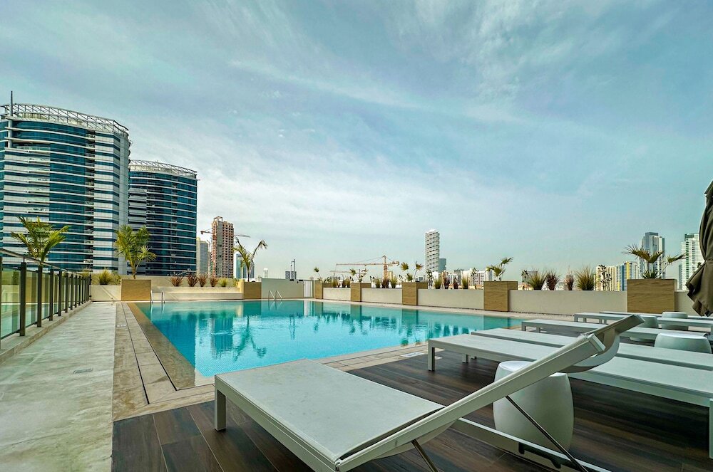 Дубай: WelHome - Dubai Delight: Luxe Living 1BR at Binghatti Luna