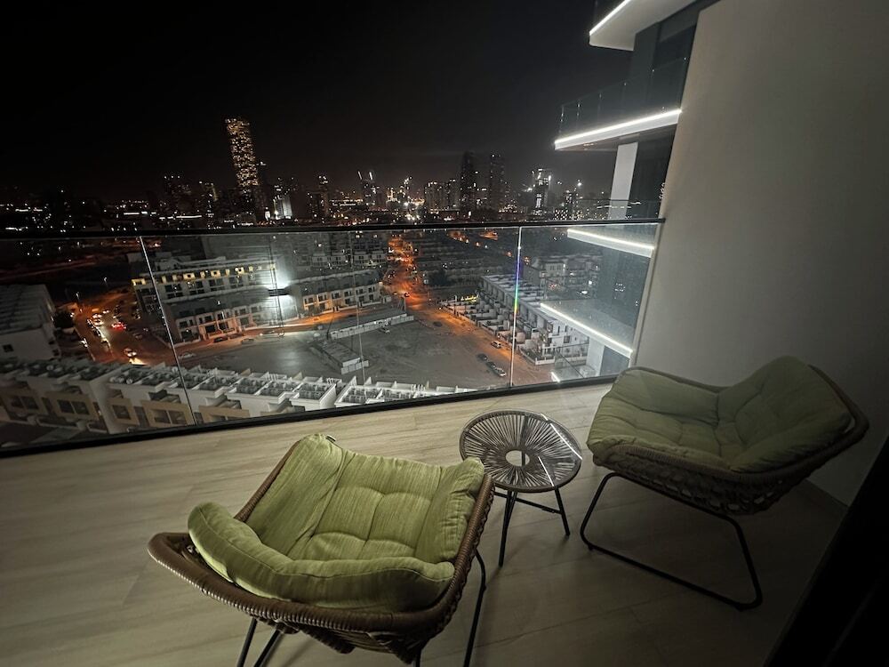 Дубай: WelHome - Dubai Delight: Luxe Living 1BR at Binghatti Luna