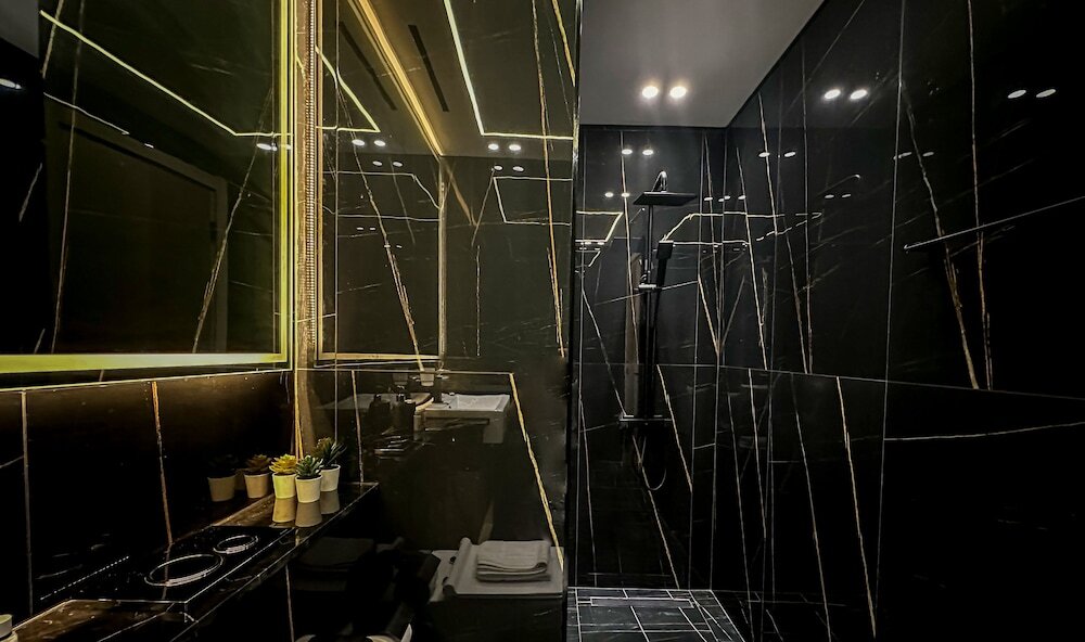Дубай: WelHome - Dubai Delight: Luxe Living 1BR at Binghatti Luna