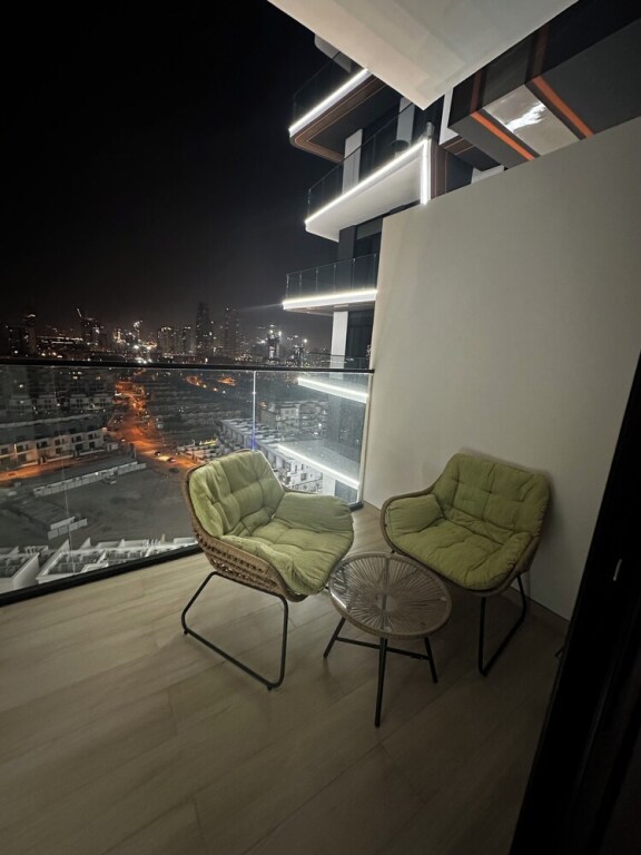 Дубай: WelHome - Dubai Delight: Luxe Living 1BR at Binghatti Luna