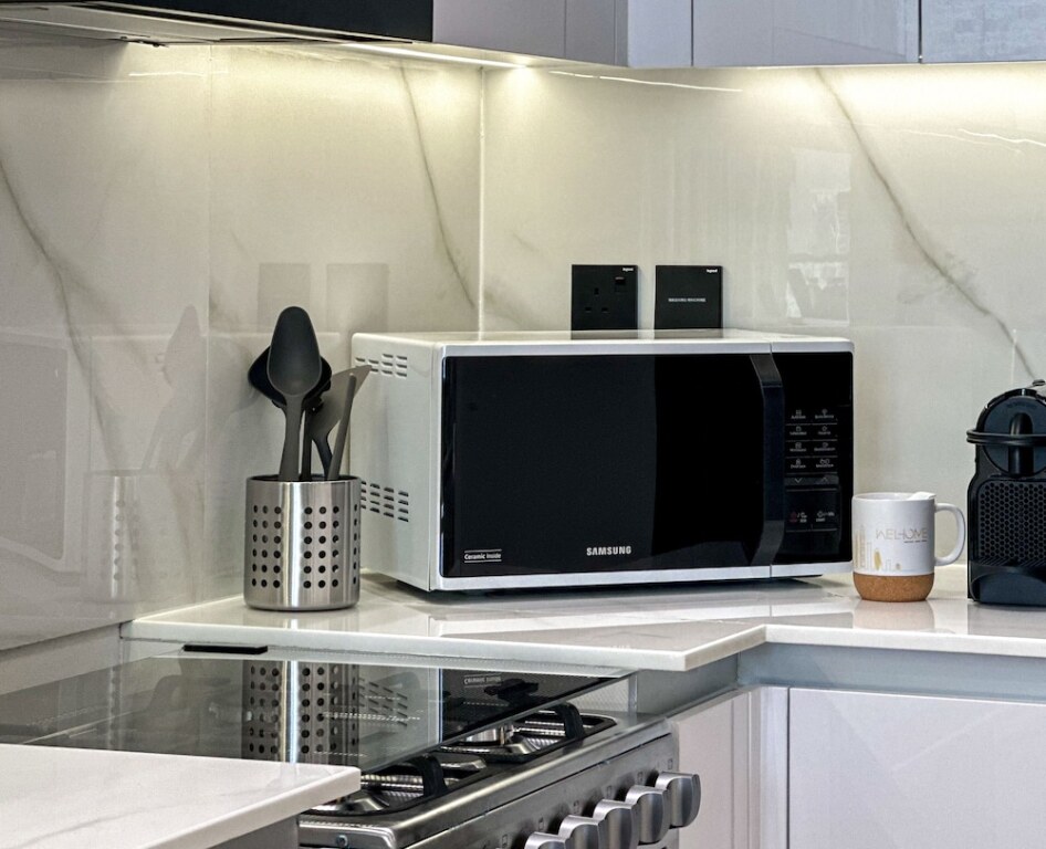 Дубай: WelHome - Dubai Delight: Luxe Living 1BR at Binghatti Luna