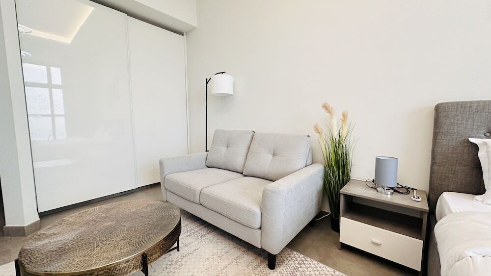 Дубай: Upscale Studio Apartment Business Bay with Balcony and Free Parking by BelVilla