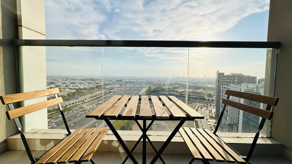 Дубай: Upscale Studio Apartment Business Bay with Balcony and Free Parking by BelVilla